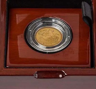 2018 GB QE 22k gold Sovereign coin with Privy mark. in presentation box