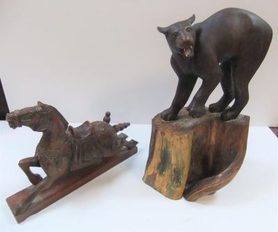 Carved wooden wild cat on wood plinth together with a Chinese style horse (2), Wildcat 26 cm tall