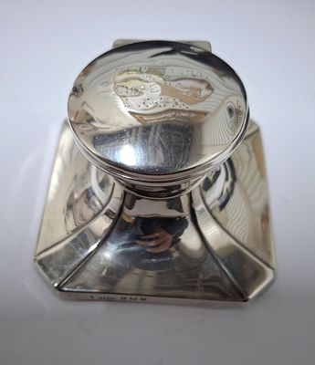 Birmingham hallmarked silver inkwell with weighted base and glass liner, 193 grams gross 