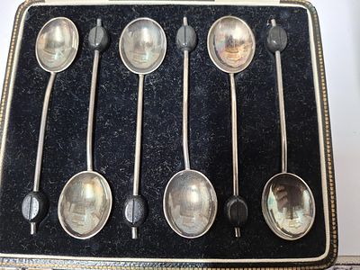 A SET OF SIX HALLMARKED BIRMINGHAM SILVER COFFEE SPOONS IN A PRESENTATION BOX