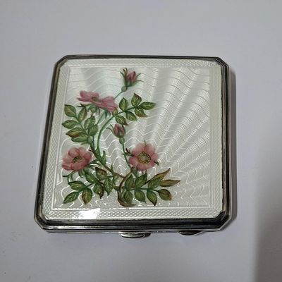 Stunning enamelled silver compact, 78 grams gross