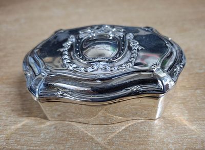 Birmingham silver trinket box with blue cushioned lined inner, Hallmarks partially rubbed, 105 