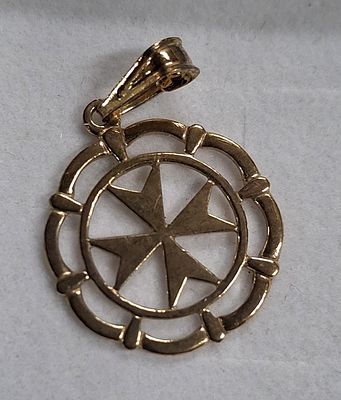Unmarked, small yellow metal Maltese cross pendant