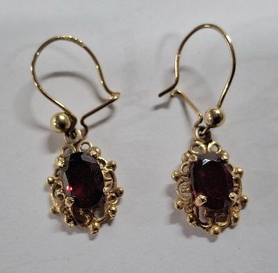 A PAIR OF 9 CARAT GOLD EARRINGS WITH GARNETS, approx 1.75 grams gross
