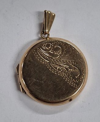 Hallmarked circular 9ct yellow gold locket. approx 3.75 grams