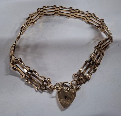 Ladies 9ct yellow gold gate bracelet and heart shaped lock, approx 5.5 grams