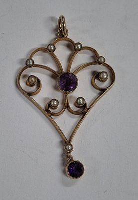 A 9 CARAT GOLD AMETHYST AND SEED PEARL PENDANT, Approx 2.5 grams gross