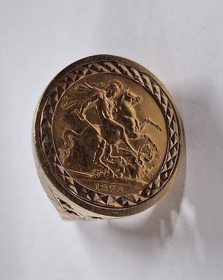 Queen Elizabeth II 1978 full sovereign set in a hallmarked 9ct yellow gold ring, 17 grams Size 