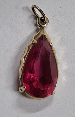 A 9 CARAT GOLD AND RED STONE PENDANT, approx 1.5 grams gross