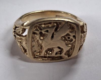 Heavy hallmarked 9ct yellow gold gents signet ring with a Dragon motif, approx 8.5 grams