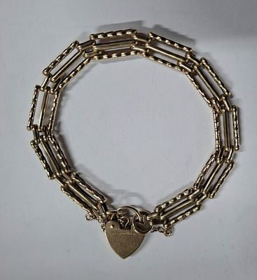 9ct yellow gold gate style bracelet with 9ct yellow hallmarked gold heart clasp, approx 12.3 grams