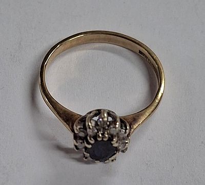 Ladies 9ct hallmarked yellow gold dress ring, 1.7 grams