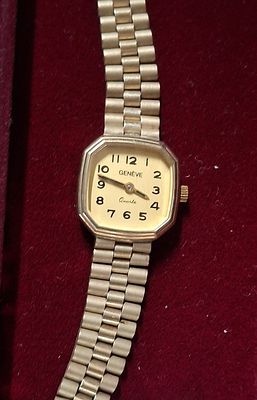 9ct hallmarked Geneve quartz vintage wrist watch with hallmarks to both clasps on the strap, 22 