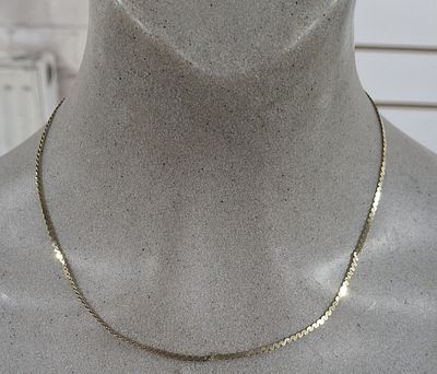 Hallmarked 9ct yellow gold fine ladies chain, 3.8 grams