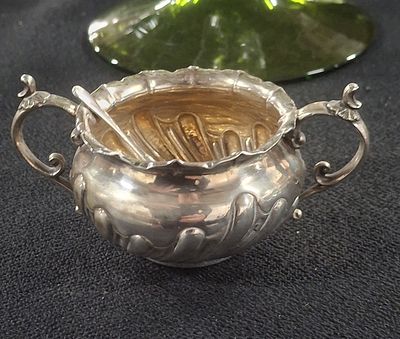 London silver hallmarked sugar bowl together with a small silver spoon, 67.5 grams