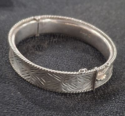 Hallmarked Birmingham silver engraved bangle, 21.5 grams