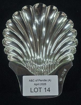 London, hallmarked silver butter dish in the form of a shell, 74.5 grams
