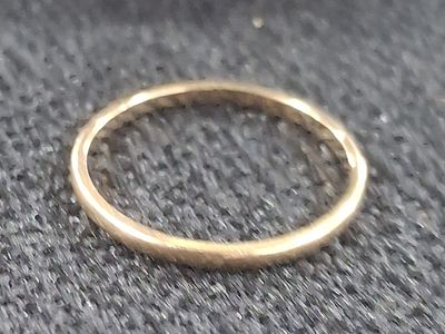 Small ladies 9ct yellow gold wedding band, 1 gram