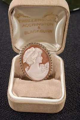 Cameo of a young lady in profile in a 9ct gold setting, 5 grams gross