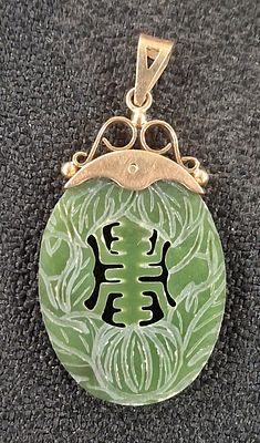 Large Chinese Jade pendent set in hallmarked 9ct yellow gold setting, 7.7 grams gross