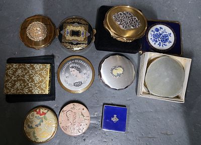 Collection of fine quality compacts to include COTY, Mascot etc. (Qty)