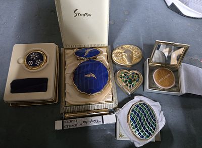 Collection of fine quality compacts to include Stratton, Estee Lauder, Yves Saint Laurant etc. (Qty)