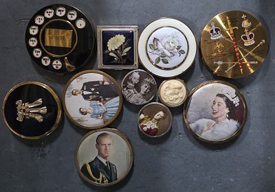 Collection of fine quality compacts to include Naturelle, Intimate/Revlon etc. (Qty)