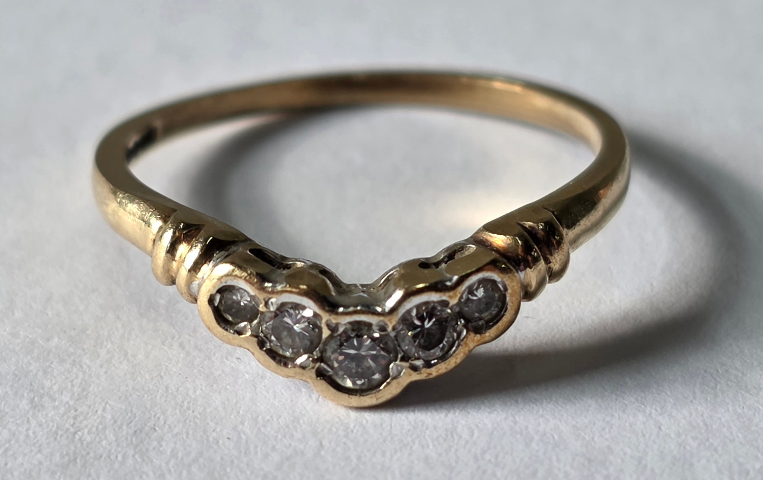 A stunning 9ct. Gold & five Diamond "V" ring, 2.0 grams, size Q
