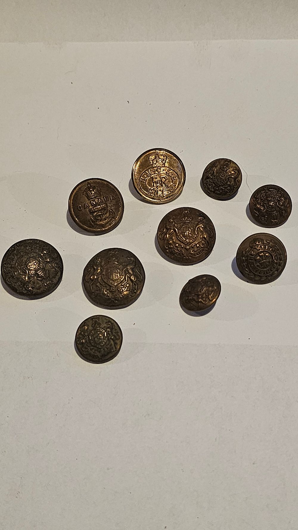Lot 187: A Collection of British and Commonwealth Military Brass Uniform Buttons