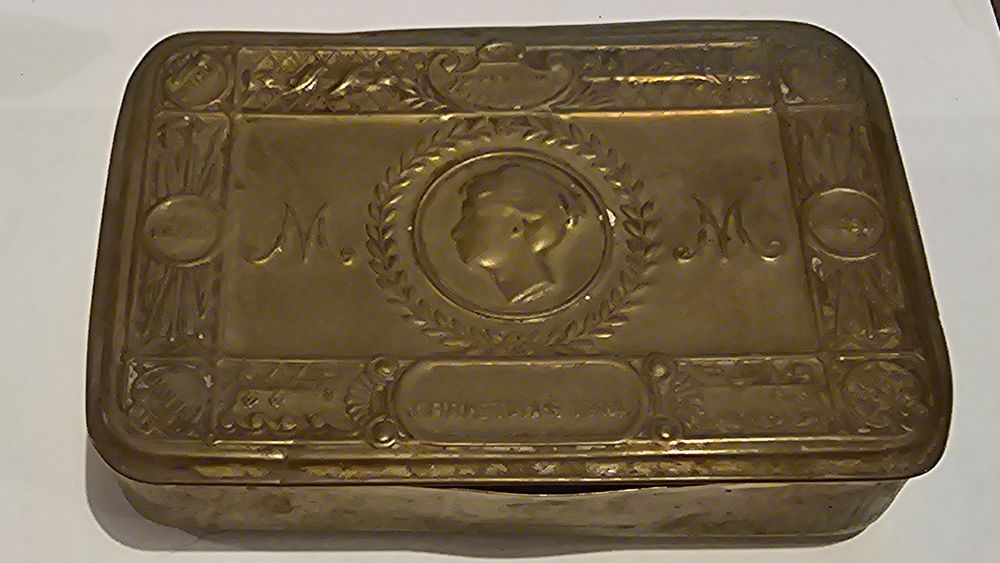 Lot 190: First World War Princess Mary 1914 Christmas Gift Tin