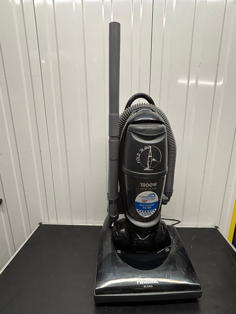 Lot 264: Panasonic MC-E4053 Fold 'n Go 1800W Upright Bagless Vacuum Cleaner