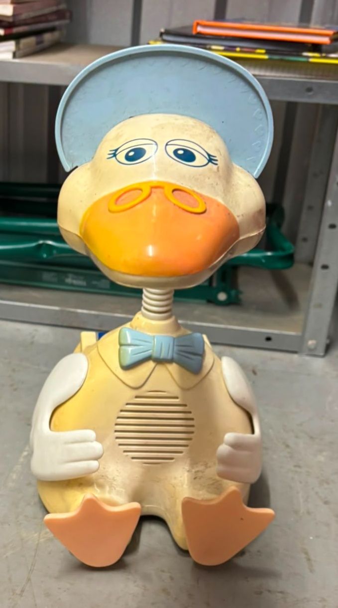 Lot 271: Vintage Lullabye Duck Storyteller Nursery Lamp and Cassette Player