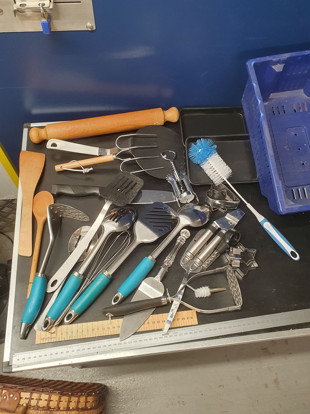 Lot 179: A Collection of Miscellaneous Kitchen Utensils, Baking Tools etc