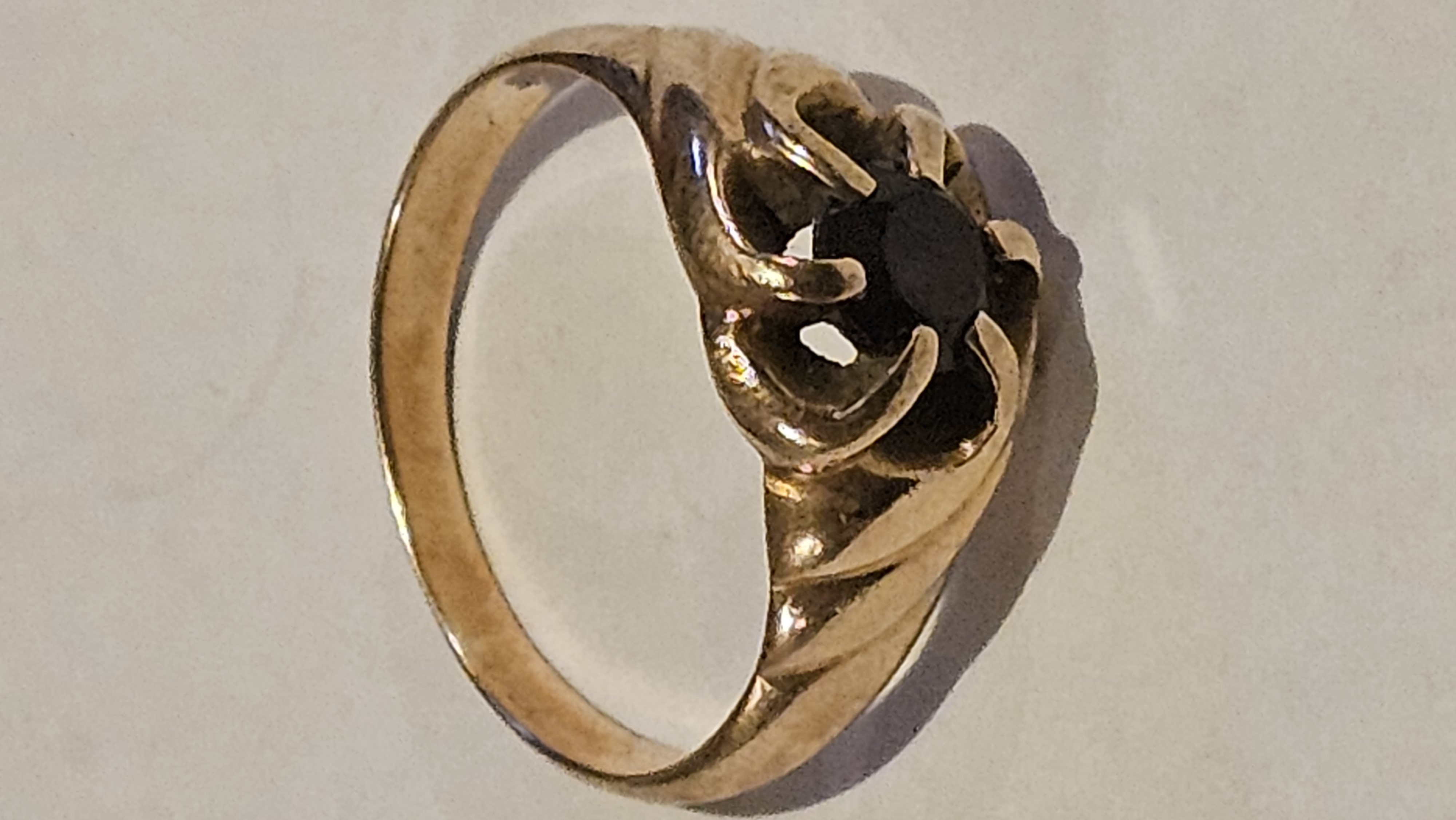 Vintage 14 Carat Yellow Gold and Dark Stone Cocktail Ring. 5.7g