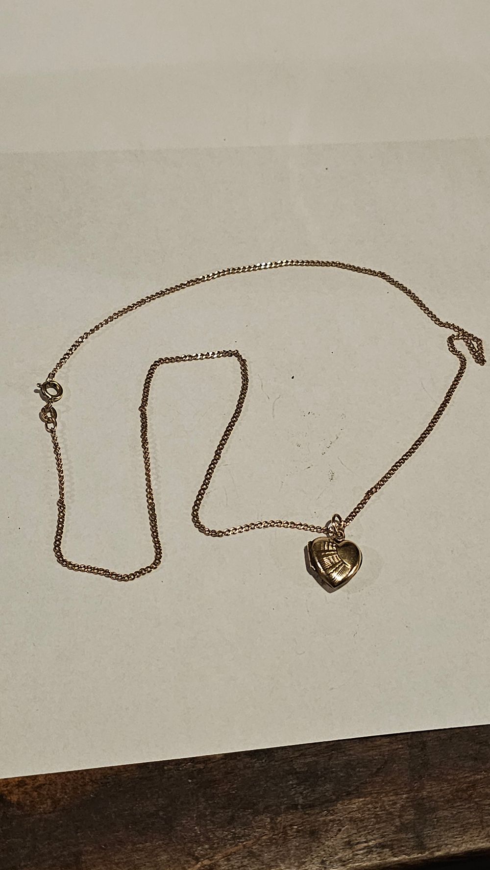Lot 263: A 9ct gold necklace with a gold plated Heart pendant. 3g of 9ct gold total weight 4.6g
