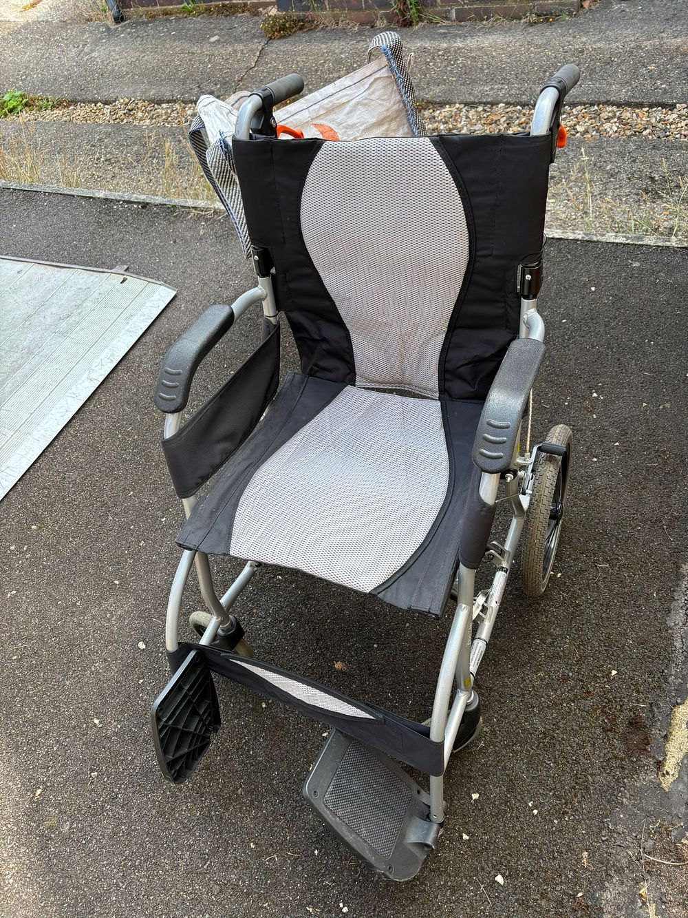 Lot 280: A modern ultra-lightweight folding transport wheelchair in the style of Karman Ergo Lite