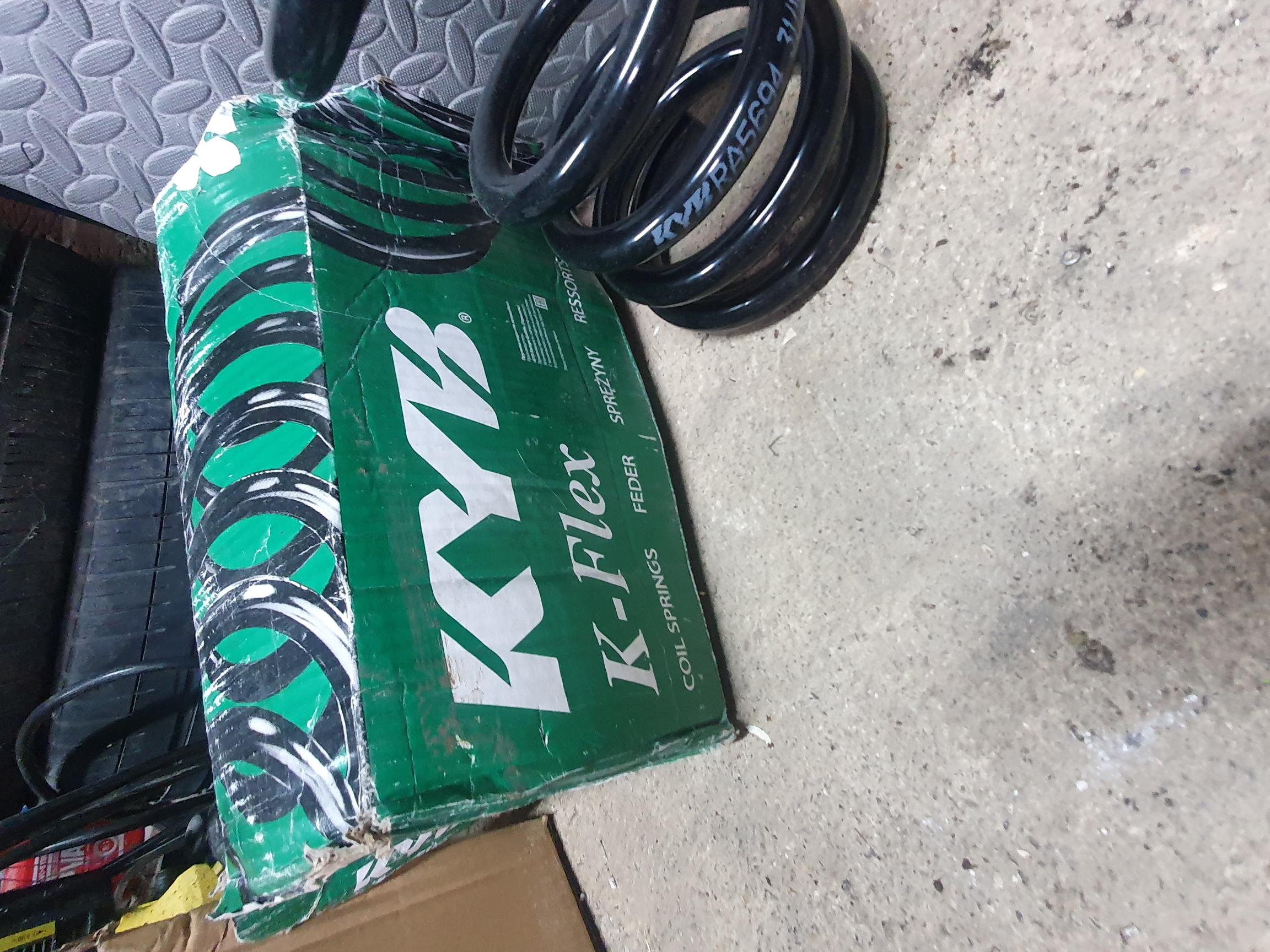 KYB K-Flex Rear Axle Coil Spring RA5694 - Mitsubishi Shogun 2005