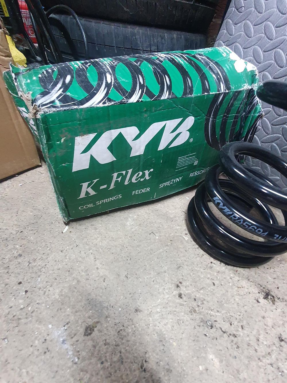 Lot 383: KYB K-Flex Rear Axle Coil Spring RA5694 - Mitsubishi Shogun 2005