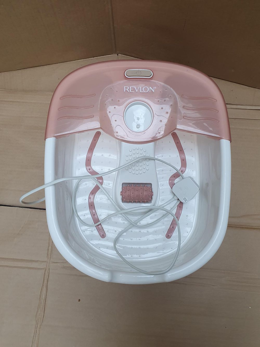 Lot 371: Revlon Electric Bubble Massage Foot Spa with UK Plug