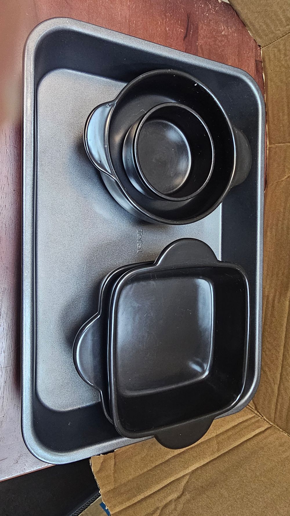 Lot 315: A Five-Piece Set of Bakeware and Ovenware including a Tefal Roasting Tin