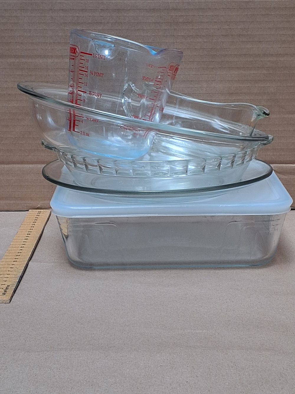 Lot 251: A Group of Vintage Pyrex Clear Glass Kitchenware and Ovenware