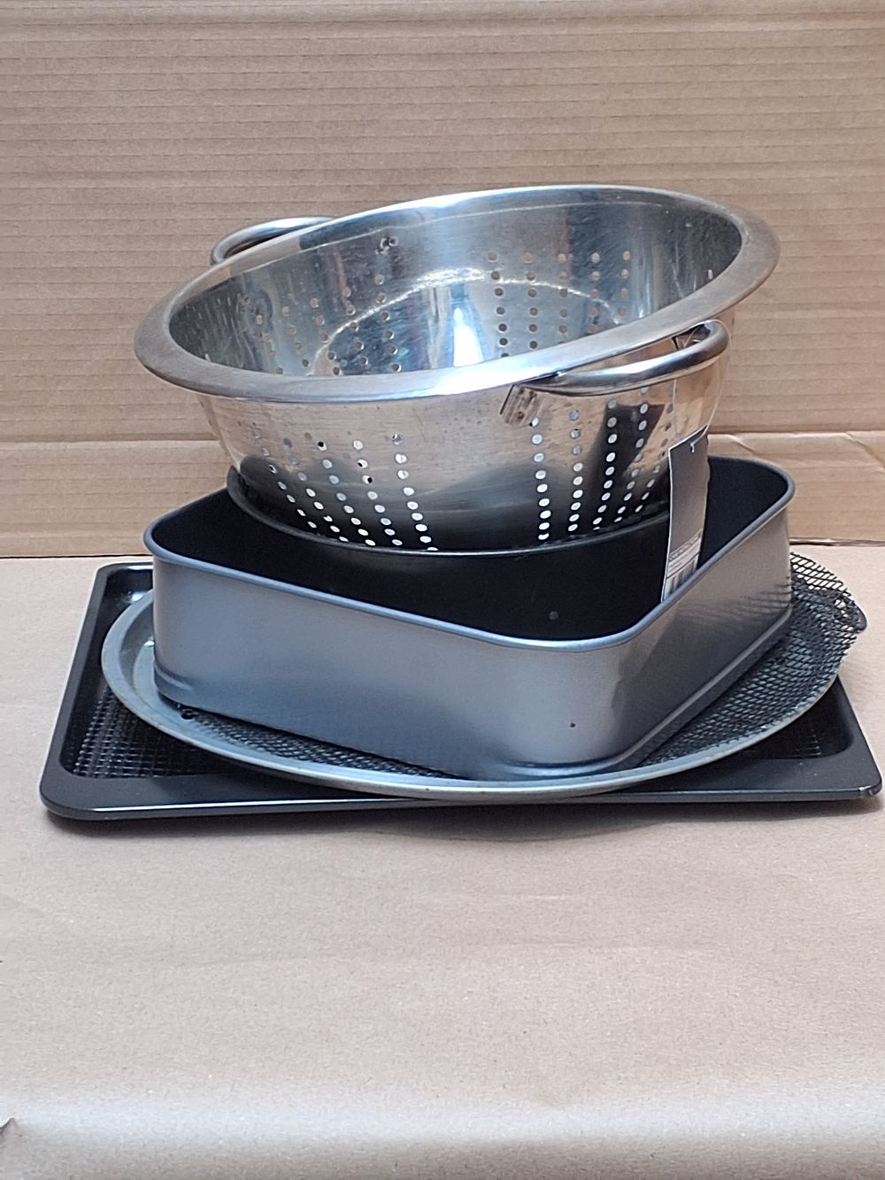 Lot 252: An Assortment of Contemporary Bakeware and Kitchenware Including Pyrex and George. Home Items