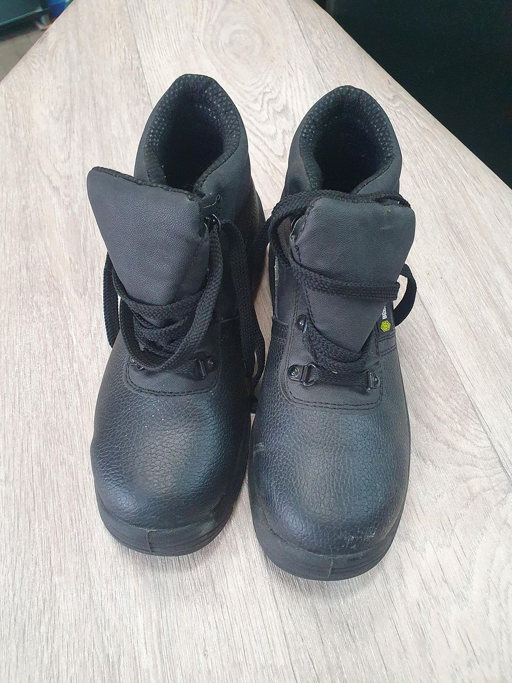 Lot 259: Beeswift CDDGMSBL Black Pebbled Leather Safety Chukka Boots - Nearly New / Used Condition