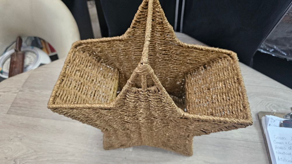 Lot 147: Star-Shaped Woven Natural Fibre Basket With Central Handle - Very Good Condition