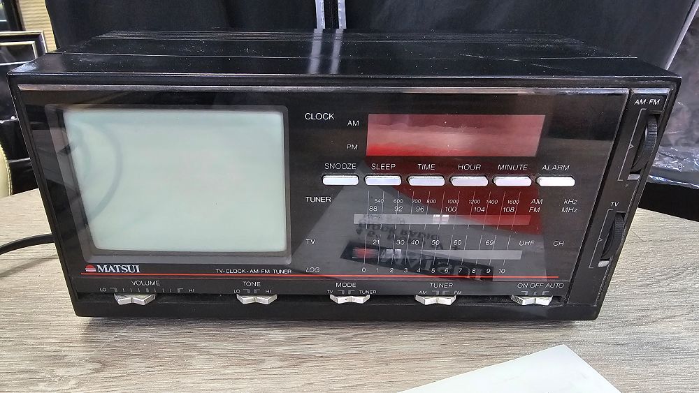 Lot 152: Matsui MCR 530 Black Portable 4.5-Inch TV Clock Radio - Very Good Condition