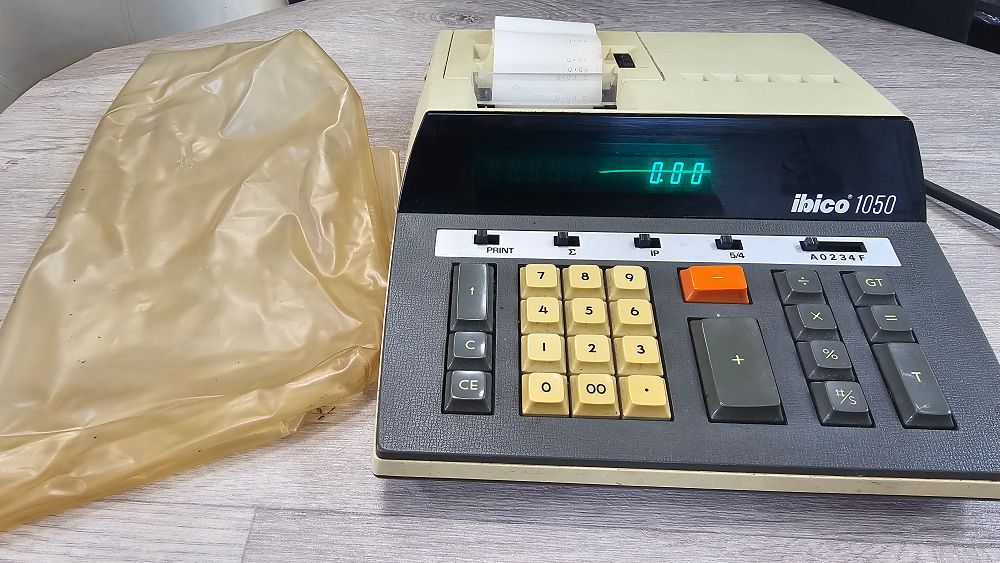 Lot 154: Ibico 1050 Two-Tone Plastic Desktop Printing Calculator - Good Used Working Condition