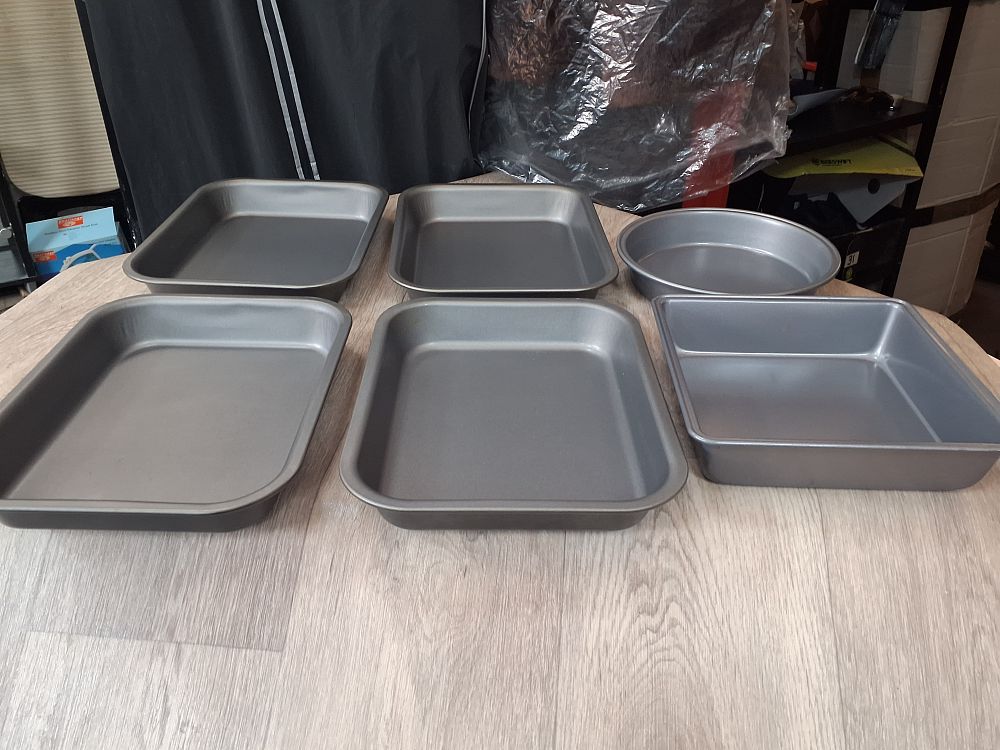 Lot 177: Grey Non-Stick Metal Bakeware Set - Look New