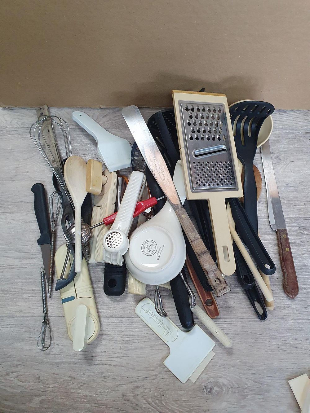 Lot 264: Assorted Kitchen Utensils and Tools inc KitchenCraft and Hotpoint