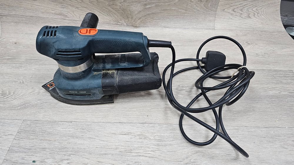 Lot 238: Black & Decker KA210 155W Corded Electric Detail Sander - Good Used Condition