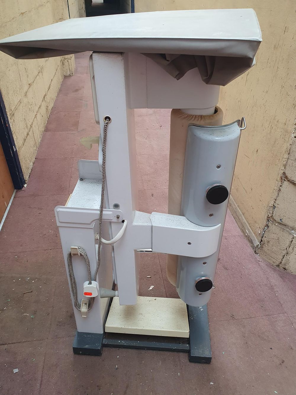 Lot 153: AEG Typ 607 402 028 White Metal Rotary Iron - Used Condition